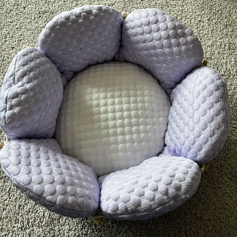 Happy and Polly Flower Petal Cooling Cat Bed